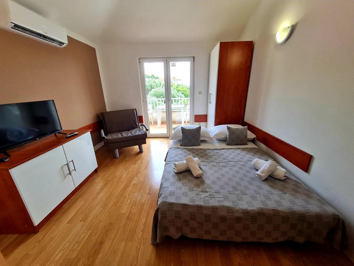 Vila Maslina Apartments Mit Pool Und Garten Nahe Am Strand Tučepi Buitenkant foto