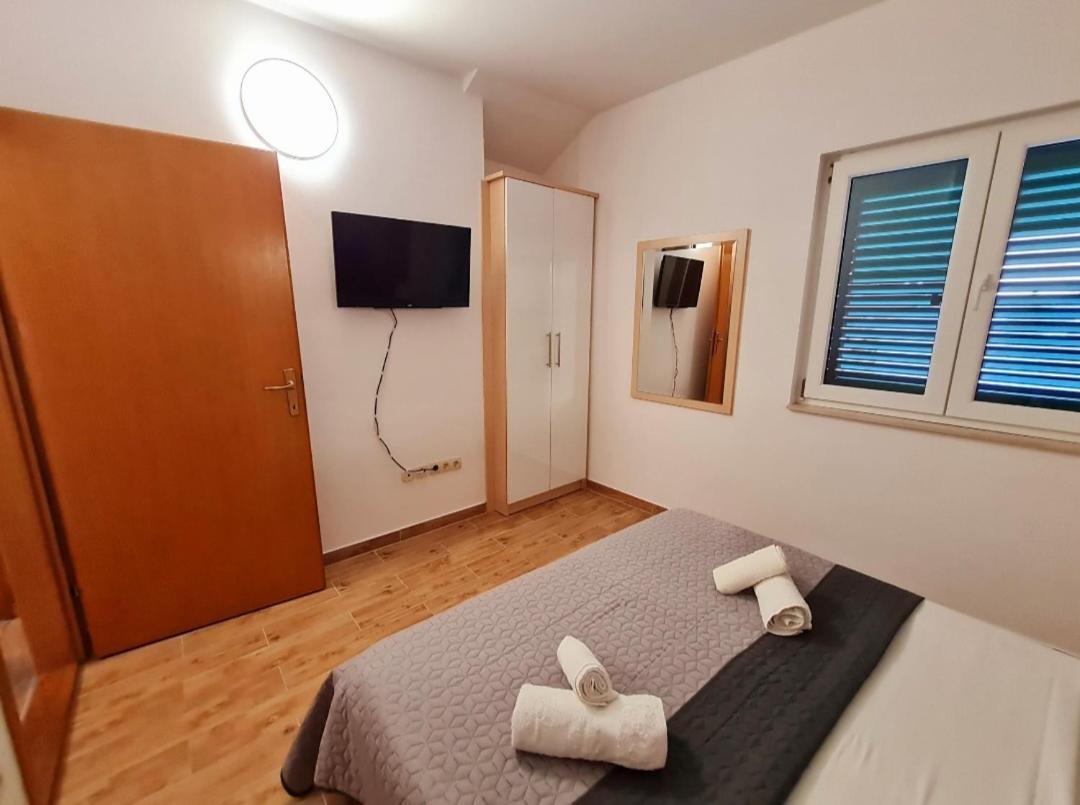 Vila Maslina Apartments Mit Pool Und Garten Nahe Am Strand Tučepi Kamer foto
