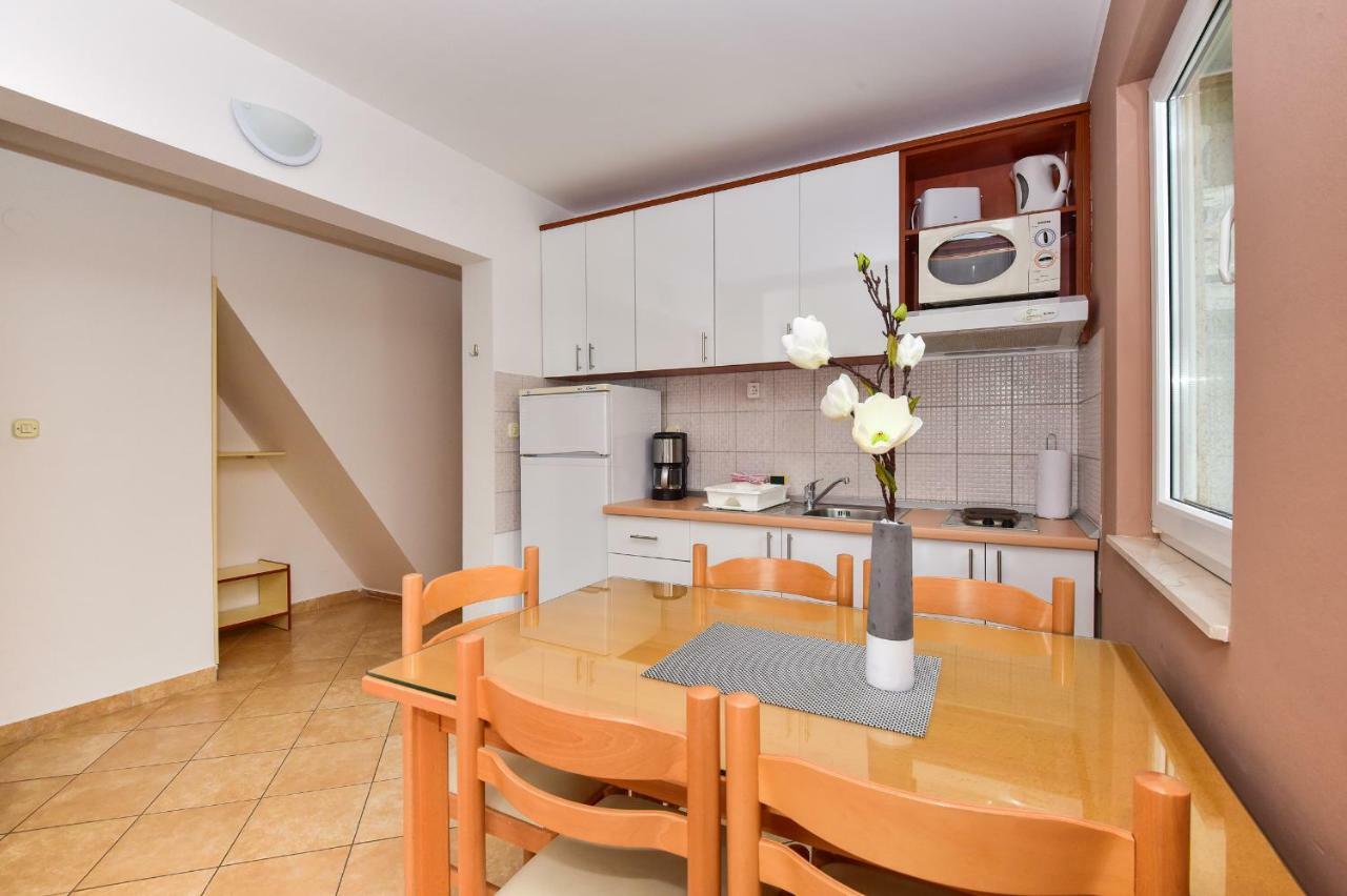 Vila Maslina Apartments Mit Pool Und Garten Nahe Am Strand Tučepi Buitenkant foto